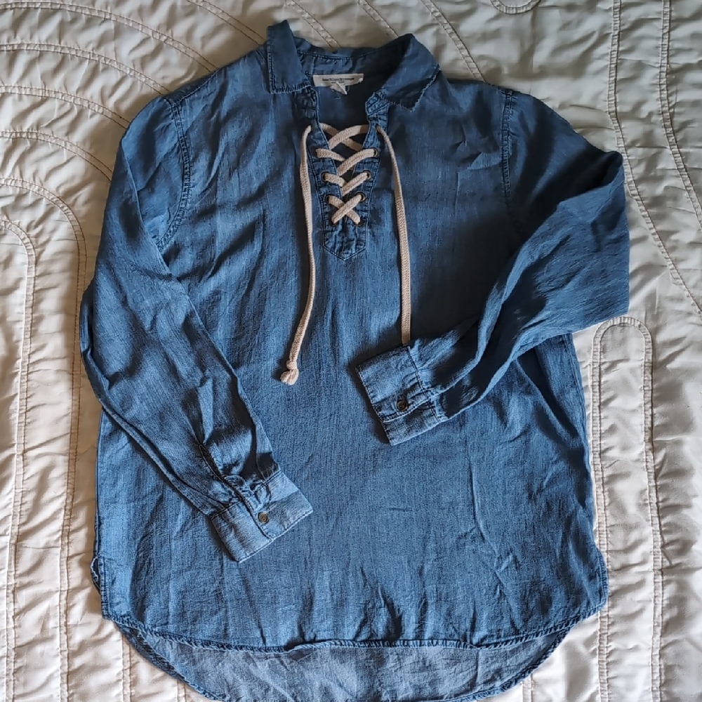eachLunchLounge Chambray Lace-Up Pullover Top – Size S